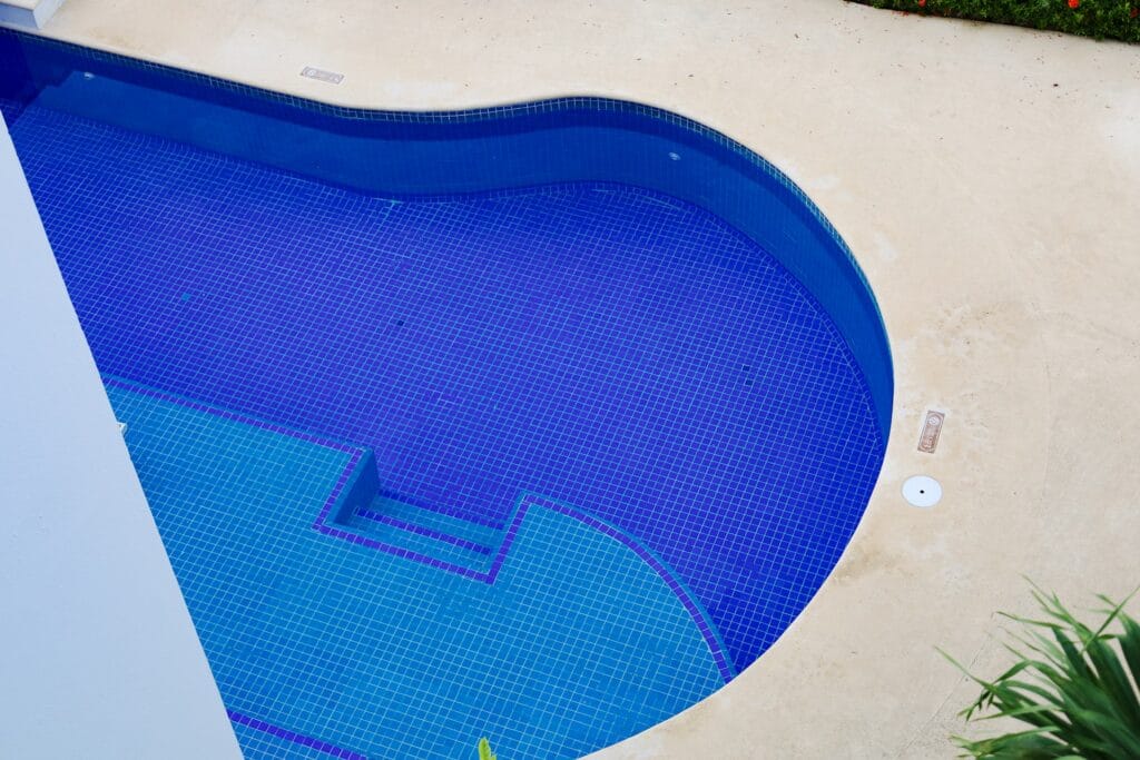 What Is a Gunite Swimming Pool